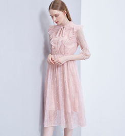春天穿“初恋色”的衣服太美了，谁穿都好看